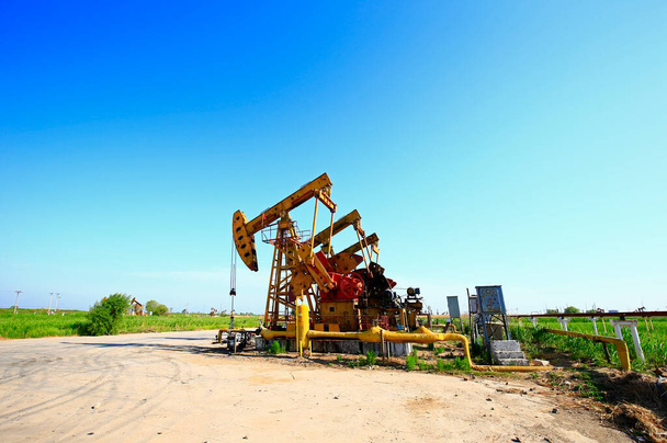De oliepomp, industriële uitrusting - Foto, afbeelding