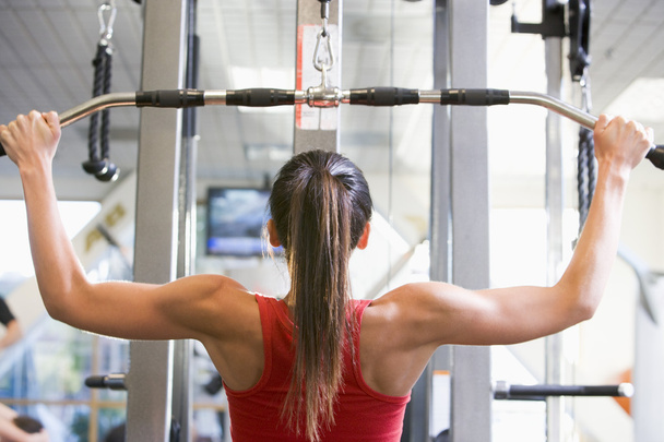 Woman Weight Training At Gym - Valokuva, kuva