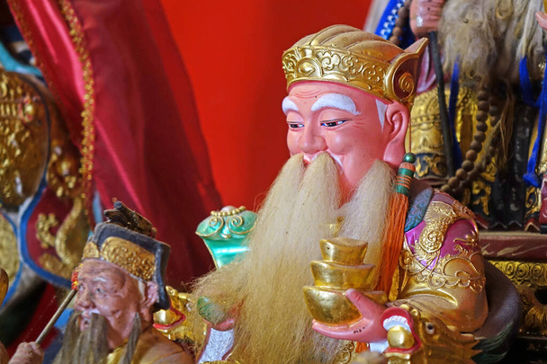 Kleurrijke Taoïstische goden verscheuren in taoïstische tempel. Selectieve focus - Foto, afbeelding
