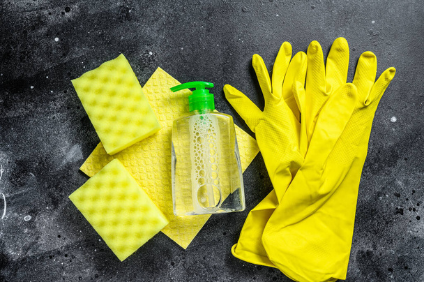 キッチン黄色のクリーニングの概念は、掃除、衛生、春、家事、掃除用品。黒の背景。トップ表示 - 写真・画像