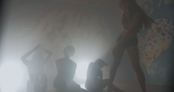 Γυναίκα χορεύτρια hip hop κάνει χορευτικές κινήσεις στο στούντιο - Πλάνα, βίντεο