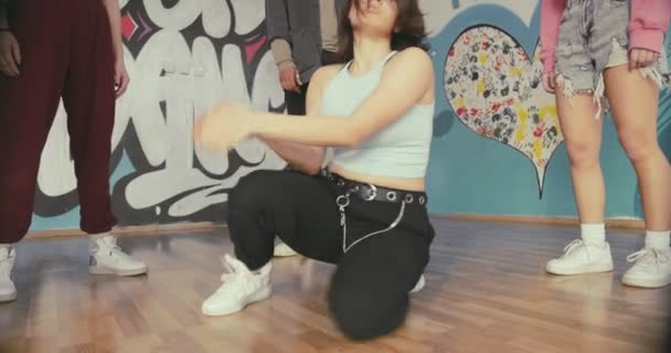 Mladá hip hop tanečnice cvičí své taneční dovednosti - Záběry, video
