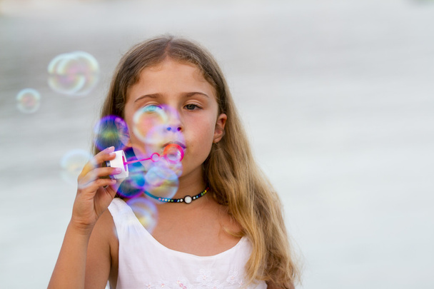 letní radosti, mýdlové bubliny - krásná dívka vyfukuje bubliny - Fotografie, Obrázek