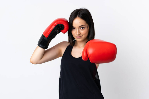 Jeune femme caucasienne isolée sur fond blanc avec des gants de boxe - Photo, image