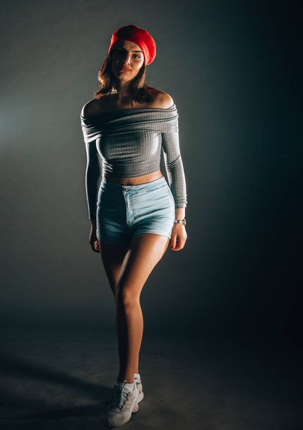 Studio body shot atrakcyjnej sylwetki kobiety pozowanie w stylowe ubrania - Zdjęcie, obraz