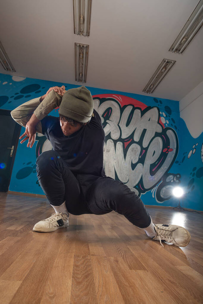 Um rapper moderno a dançar na garagem. Estilo de vida urbano, hip hop
. - Foto, Imagem