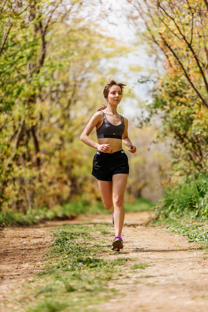 Вмістити жінку біг вправи біг кардіо тренування зосереджені тренування витривалості жінки бігун
 - Фото, зображення
