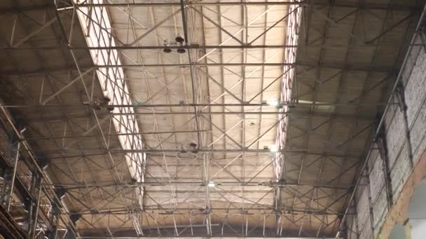 金属構造の古い工業用ホール - 映像、動画