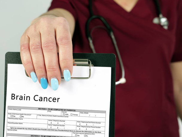 Gesundheitskonzept über Hirnkrebs mit Aufschrift auf dem Blatt Papier - Foto, Bild