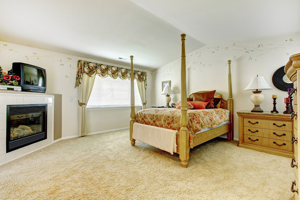 Спальня з високим полюсом ліжко
 - Фото, зображення