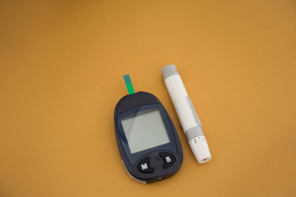 Набор для анализа крови на диабет.  - Фото, изображение