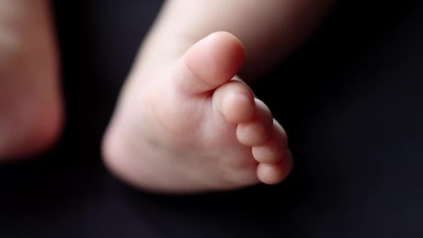 een klein kind baby been en voet - Video