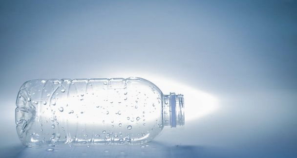 Borraccia di plastica trasparente su fondo bianco. bottiglia di plastica delle acque reflue su sfondo bianco - Foto, immagini