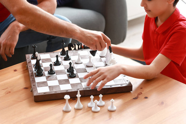 Ojciec i syn grają w szachy w domu, zbliżenie - Zdjęcie, obraz
