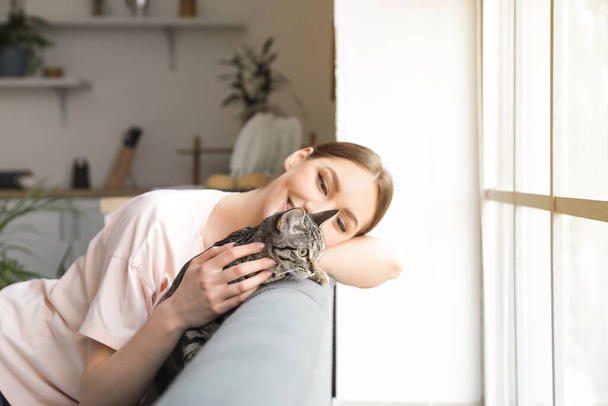 Hermosa mujer joven con lindo gato en casa - Foto, Imagen
