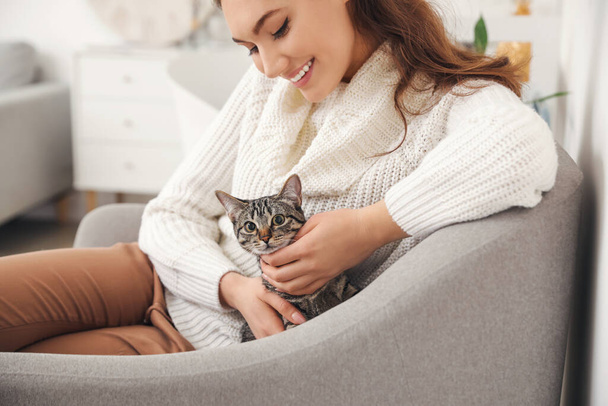Beautiful young woman with cute cat at home - Foto, immagini