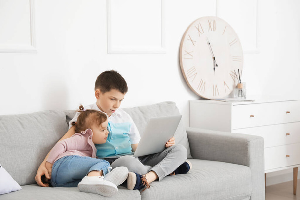 Cute małe dzieci za pomocą laptopa w domu - Zdjęcie, obraz