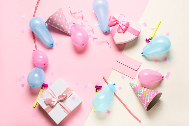 Frame gemaakt van luchtballonnen, verjaardagscadeaus en feestkegels op kleur achtergrond - Foto, afbeelding