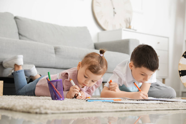 Cute little children drawing at home - Foto, afbeelding