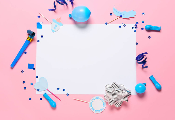 Hoja de papel en blanco con globos aerostáticos y confeti sobre fondo de color - Foto, Imagen
