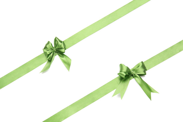 Beaux rubans verts avec nœuds sur fond blanc - Photo, image