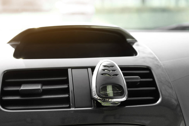 Lufterfrischer hängt im Auto, Nahaufnahme - Foto, Bild