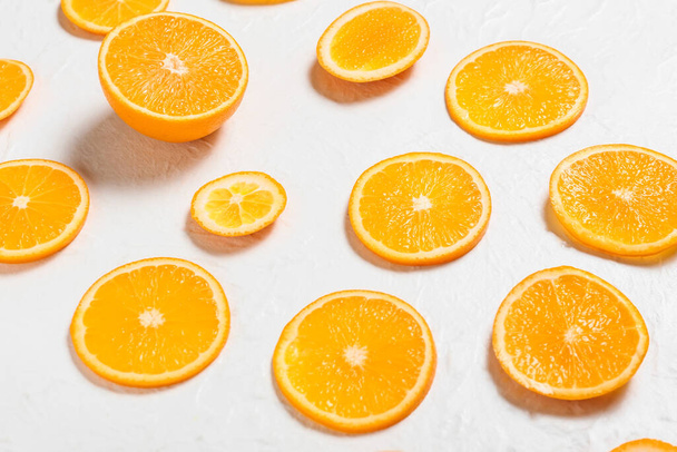 Fresh juicy oranges on light background, closeup - Φωτογραφία, εικόνα