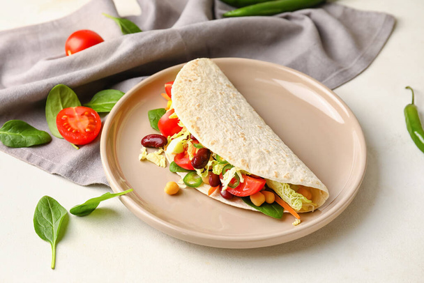 Talerz ze smacznym wegetariańskim taco na jasnym tle - Zdjęcie, obraz