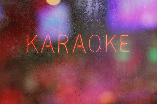 Vintage Neon Karaoke Reklame im verregneten Fenster - Foto, Bild