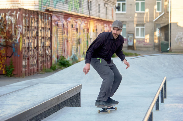 Skateboarder bereitet Sprung auf Brüstung vor - Foto, Bild