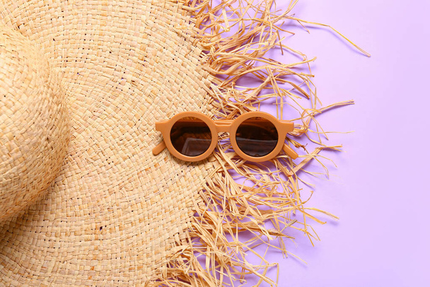 Stylish sunglasses with hat on color background - Fotografie, Obrázek
