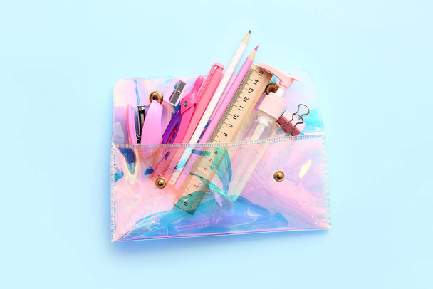 Шафа з олівцем з канцелярськими приладами на кольоровому фоні
 - Фото, зображення