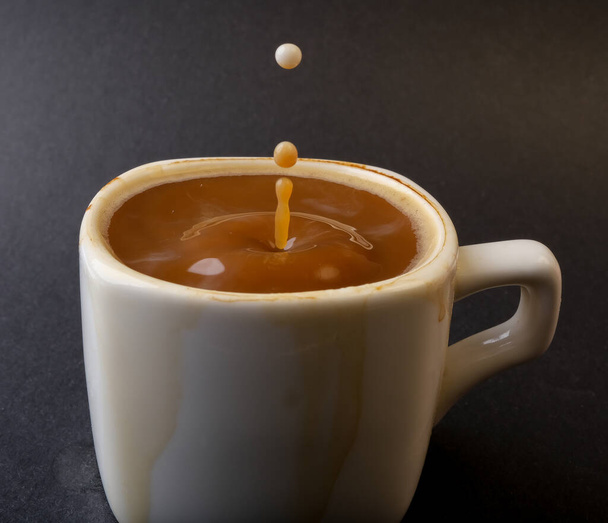 closeup photo of coffee drop in a cup - Zdjęcie, obraz