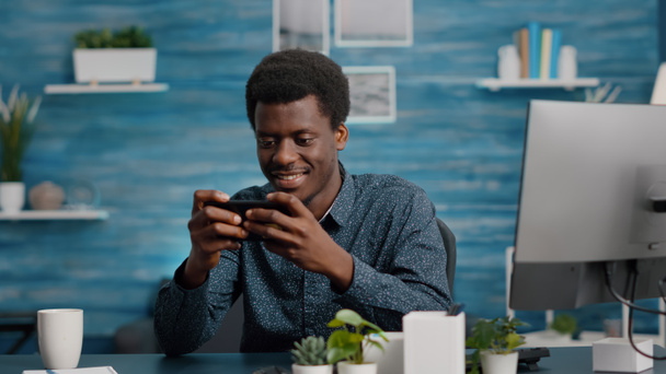 Africký Američan hraje videohry na svém telefonu - Fotografie, Obrázek