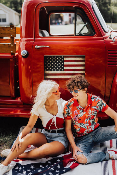 Couple in a vintage red truck - Φωτογραφία, εικόνα