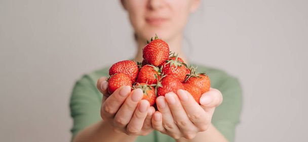 Unrecognizable woman holds strawberry - Valokuva, kuva