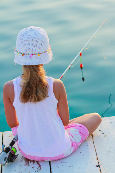 Kalastus - ihana tyttö kalastaa laiturilla
 - Valokuva, kuva