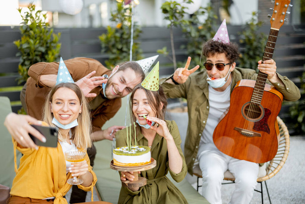 Друзі мають вечірку на день народження на відкритому повітрі
 - Фото, зображення