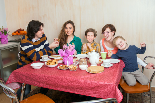 αγόρια και τρεις ενήλικες να κάθονται στο τραπέζι - Φωτογραφία, εικόνα