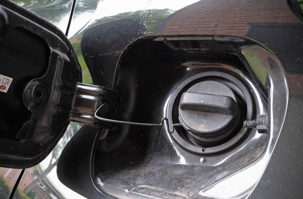 Крышка топливного бака или крышка бензобака автомобиля, готовая к открытию - Фото, изображение