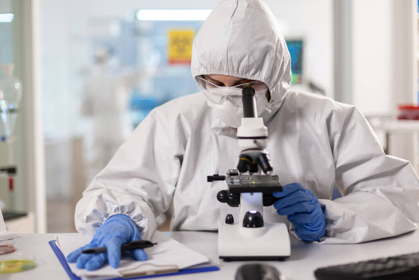 A ppe jelmezbe öltözött vírusvakcina felfedezésén dolgozó tudós - Fotó, kép