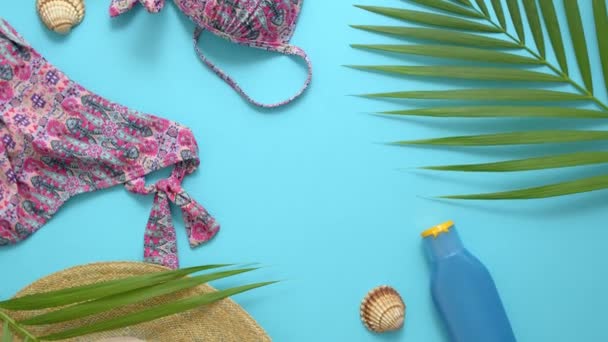 Mujeres playa verano ropa y accesorios collage sobre fondo azul
 - Metraje, vídeo