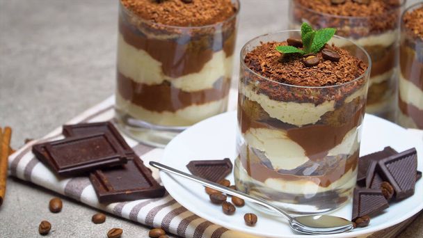 Десерт с кусочками шоколада в стакане на завтрак - Фото, изображение
