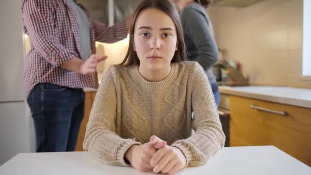Nastolatka płacze i denerwuje się z powodu rodzinnych konfliktów. Przemoc w rodzinie, konflikty i problemy w relacjach - Materiał filmowy, wideo