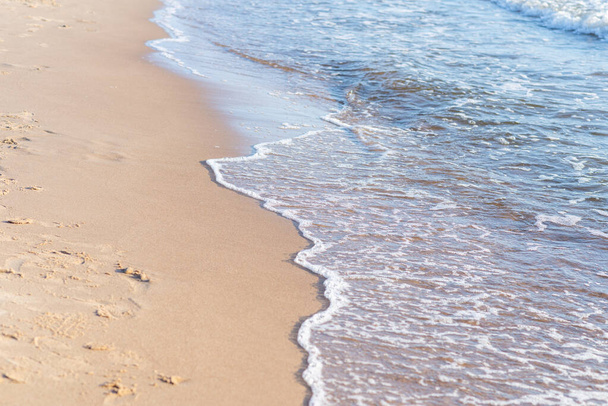 Onda suave del mar en la playa de arena.Enfoque suave, imagen borrosa.. - Foto, Imagen
