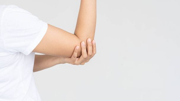Οι γυναίκες πονάνε στον αγκώνα και βάζουν το χερούλι. Λευκό φόντο: ιατρική έννοια - Φωτογραφία, εικόνα