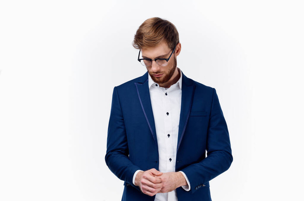 hombre en gafas de traje clásico en su cara y chaqueta azul luz fondo negocios finanzas - Foto, Imagen