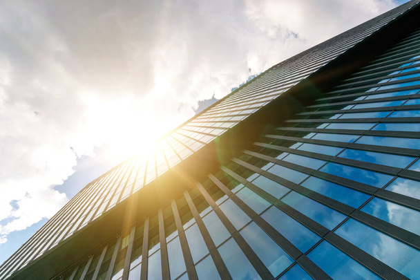 Firmengebäude. Finance Corporate Architecture Stadt in abstraktem blauem Himmel mit Naturwolken an sonnigen Tagen. Modernes Bürogebäude mit Glas, Außenfassade aus Stahl - Foto, Bild