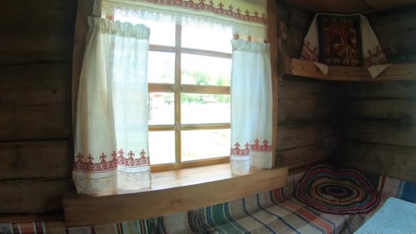Una finestra in una capanna di legno slava. Decorazione interna del vecchio maniero slavo. - Filmati, video
