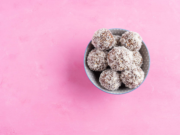 Healthy vegan energy protein balls with nut butter, dried fruit, oats and seeds. Coconut flavour - Foto, afbeelding